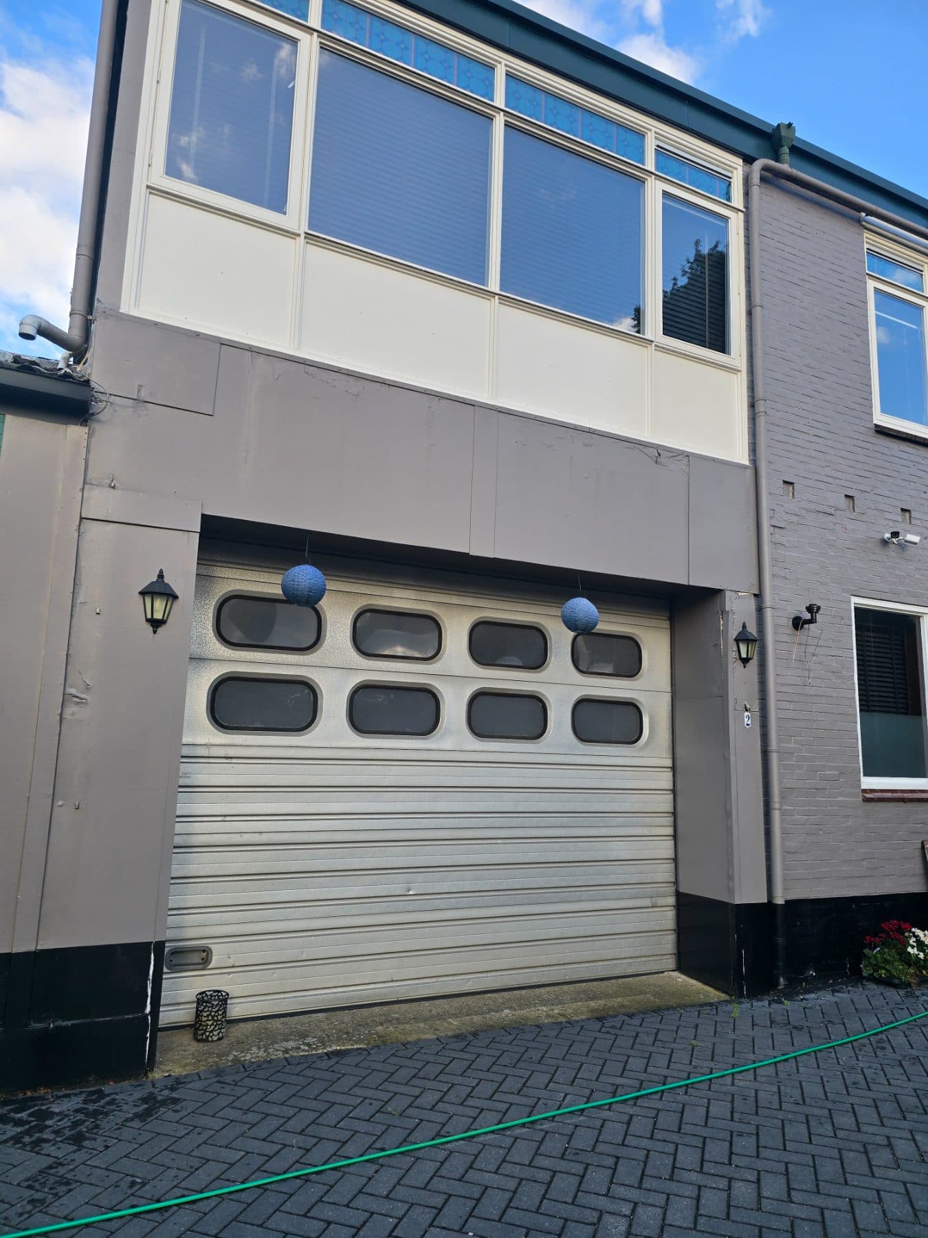 Gevel bekleding met deuren